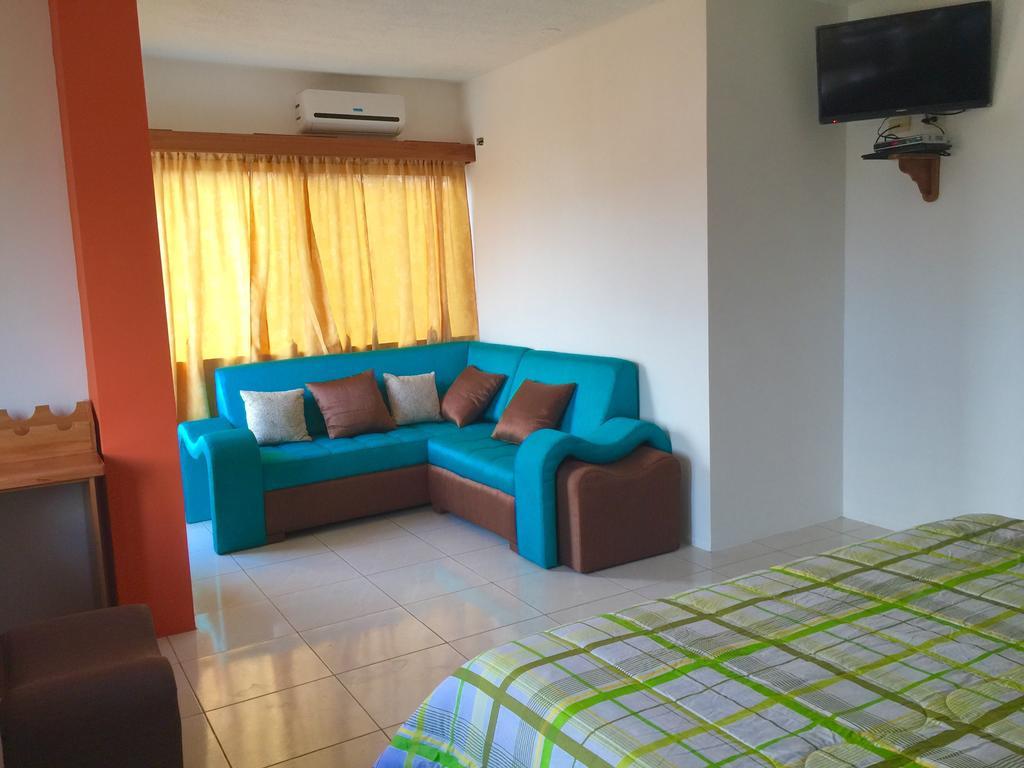 Hostal Tongo Reef بويرتو بكويريزو مورينو الغرفة الصورة